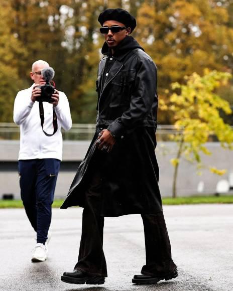 Jules Koundé causa revuelo: así son todos los excéntricos looks del futbolista de Barcelona que siempre está a la moda