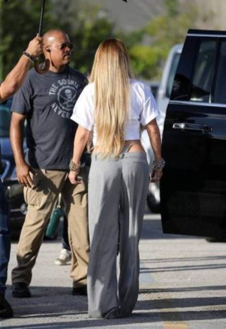 ¡Un pantalón-tanga! Jennifer Lopez sorprende luciendo polémica vestimenta