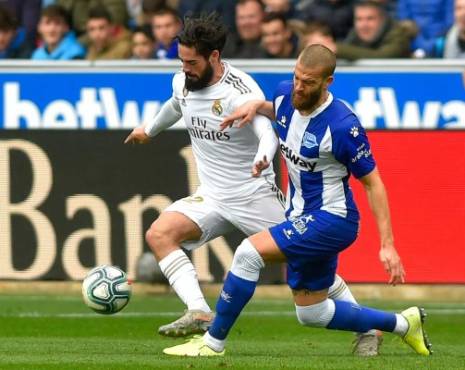 Alaves' Spanish defender Victor Laguardia Cisneros (R) vies with AReal Madrid's Spanish midfielder Isco during the Spanish league football match between Deportivo Alaves and Real Madrid CF at the Mendizorroza stadium in Vitoria on November 30, 2019. (Photo by ANDER GILLENEA / AFP)