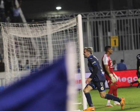 El festejo de Agustín Auzmendi en su doblete ante Marathón en el Nacional Chelato Uclés. FOTOS: Marvin Salgado | Alex Pérez.