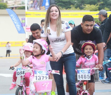 Niños engalaron el comienzo de la Vuelta Ciclística de El Heraldo