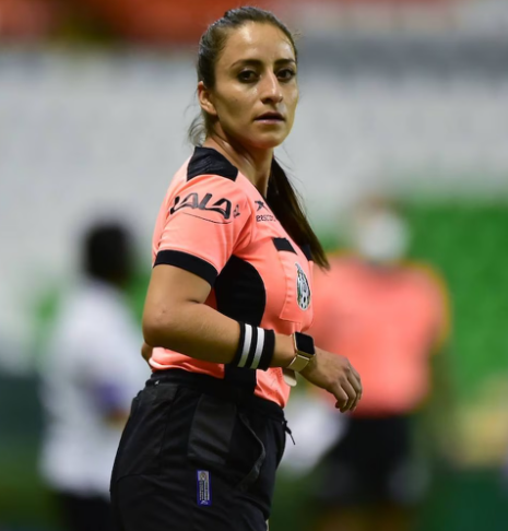 La árbitra que fue despedida de la Liga MX ahora enciende las redes por su sensual contenido