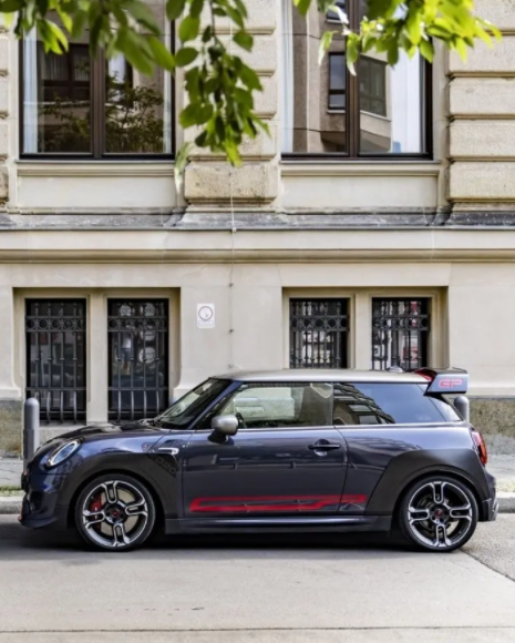 El ‘‘modesto’’ regalo que Messi le dio a su esposa en París: ¿cuánto cuesta el auto eléctrico que maneja Antonela Roccuzzo?