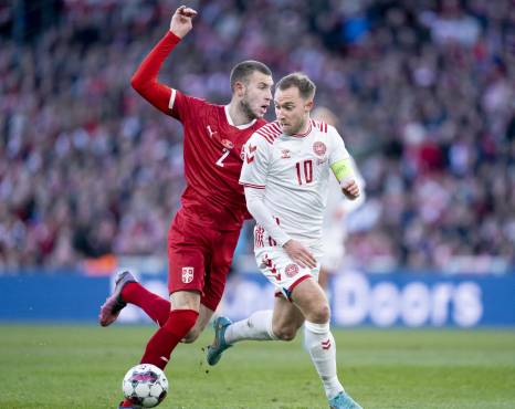 Christian Eriksen hizo un gran partido con Dinamarca que venció a Serbia en amistoso. FOTO: AFP
