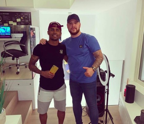 La nueva moda de los futbolistas: Presumen tener celulares bañados en oro&nbsp;&nbsp;