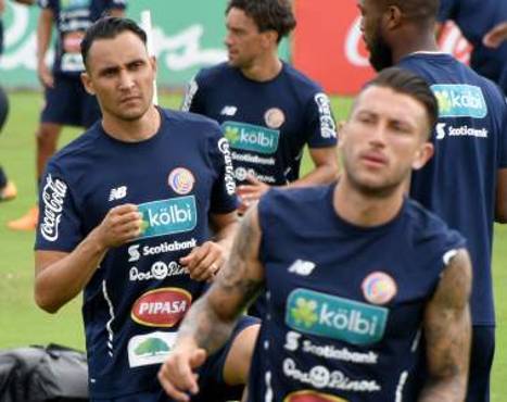 Costa Rica's national football team goalkeeper Keylor Navas (L) and player Francisco Calvo (front-R), are pictured during a training session in San Antonio de Belen, Heredia, Costa Rica on May 30, 2018, ahead of the 2018 World Cup starting next month. / AFP PHOTO / EZEQUIEL BECERRA