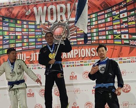 Ricardo Paz levantando la medalla de oro para Honduras.