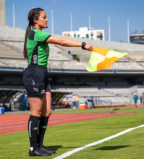 La árbitra que fue despedida de la Liga MX ahora enciende las redes por su sensual contenido