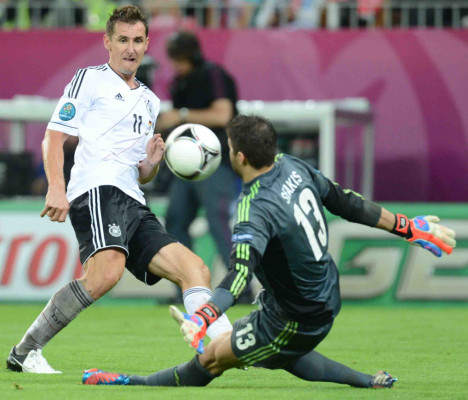 Alemania avanzó a paso firme, con festival de goles 4-2 a Grecia