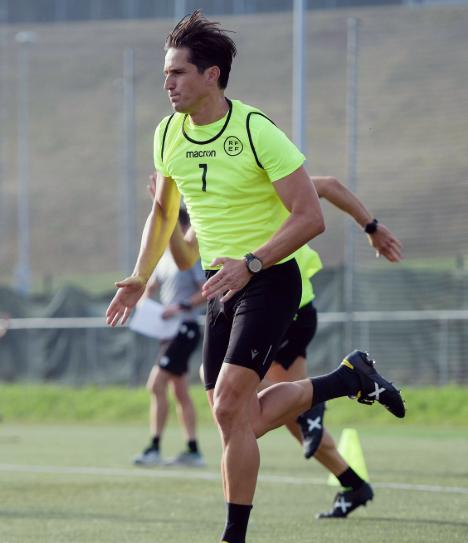 Sigue la polémica: el árbitro que expulsó a Bellingham tiene un mural de Messi con el Barcelona en el jardín de su mansión