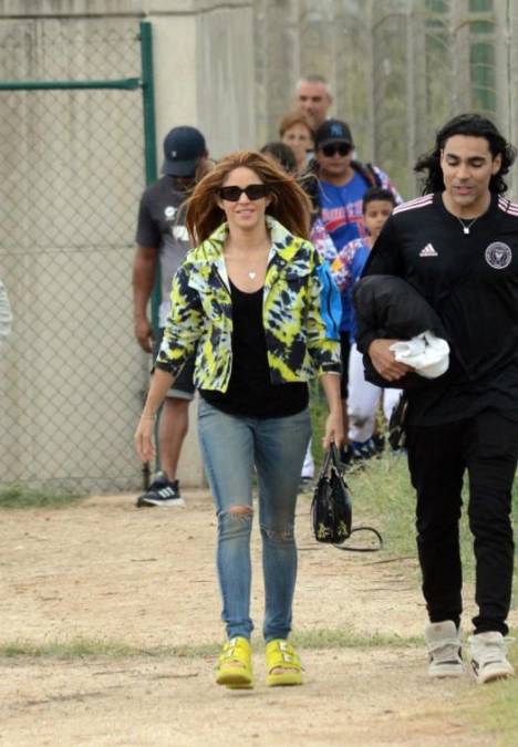 Incómodo momento: Shakira y Piqué estuvieron en un partido de béisbol de su hijo y así fueron captados