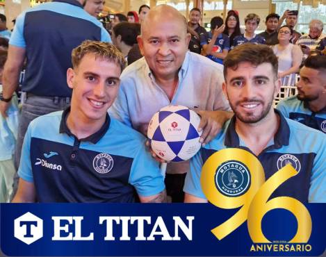 Los hermanos Auzmendi junto a Marvin Carbajal, gerente y dueño de El Titán.