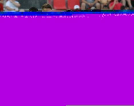 GRA404. TARRAGONA, 04/08/2017.- El jugador del FC Barcelona Denis Suárez (c) pelea un balón con Suzuki (d), del Nástic, durante el partido amistoso disputado esta tarde en Tarragona. EFE/Jaume Sellart