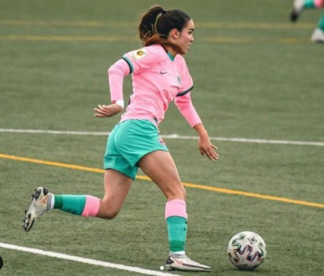 Así es Ari, la bella hermana de un crack del Barcelona que hizo su debut con el 'Barça femenino'