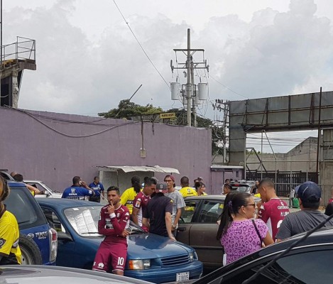 FOTOS: Así evacuaron los miles de aficionados del Saprissa tras la amenaza de bomba