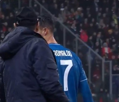 No le dio la mano: Sarri sacó a Cristiano Ronaldo al minuto 81 y estalló de la bronca