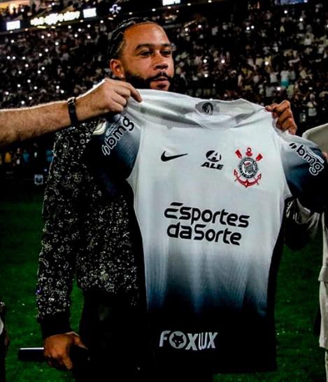 Llegó en helicóptero, su dorsal y locura de los hinchas: Así fue la presentación de Memphis Depay con el Corinthians de Brasil