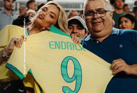 Gabriely Miranda con la camiseta que le regó Endrick tras el triunfo de Brasil ante México.