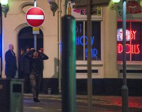 Colombian soldiers escort a member of the Bolivarian National Armed Forces of Venezuela who deserted to Colombia with his dog, in Cututa on February 25, 2019. - More than one hundred Venezuelan soldiers have deserted and crossed into Colombia, immigration authorities reported as tensions rise between the neighbors over humanitarian aid. Venezuelan President Nicolas Maduro claims the aid is a smokescreen for a US invasion, and has ordered several crossings on Venezuela's borders with Colombia and Brazil closed. (Photo by Luis ROBAYO / AFP)