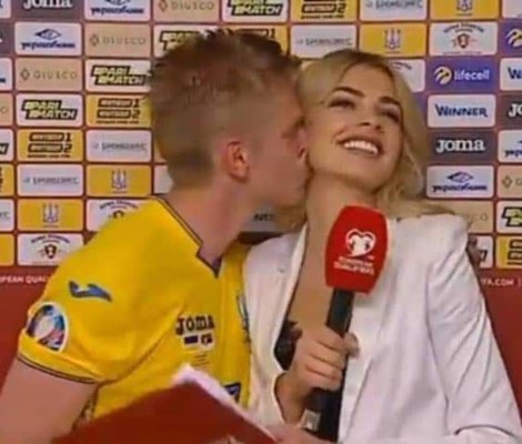 ¡Lo volvió a hacer! Zinchenko llenó de amor a su novia en plena entrevista de la Eurocopa; la reacción de la periodista