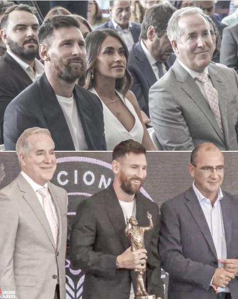 Messi con su nuevo premio por el récord de títulos en su carrera.