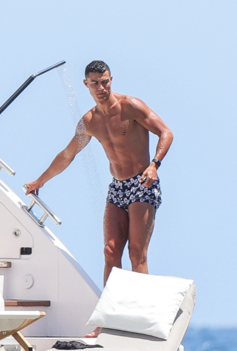 Así fueron captados Cristiano Ronaldo y Georgina Rodríguez en sus vacaciones: ‘‘No podían quitarse las manos de encima’’