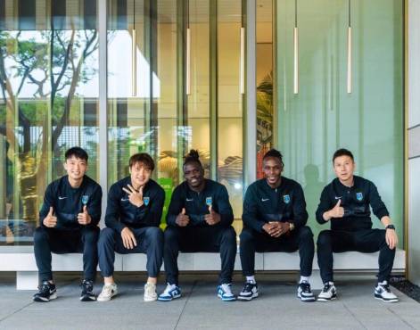 Siempre se queda a platicar con unos amigos luego del almuerzo.