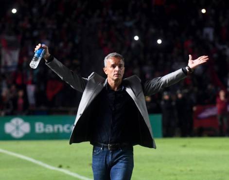 Pablo Lavallén saldrá a dirigir por primera vez fuera de Argentina.