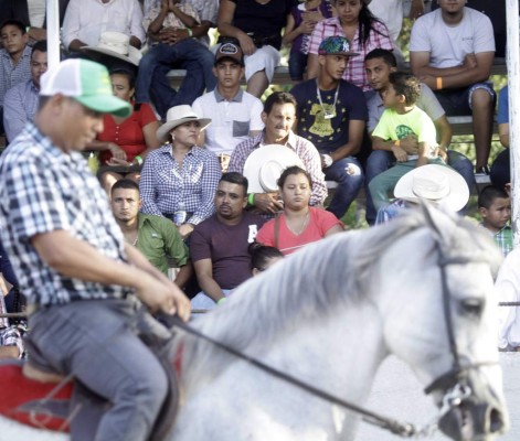 Las mejores imágenes de la tarde de jaripeo de Mario Berrios y Diego Reyes en Mezapa