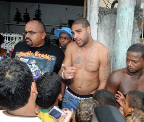 El gran giro que ha dado la vida de Adriano, el crack que volverá al fútbol