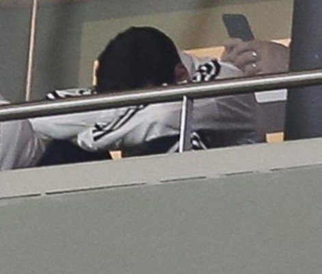 ¿Lágrimas? La tristeza de Messi en las gradas tras la goleada de España sobre Argentina