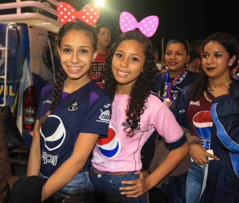 La afición de Motagua se luce al llenar el estadio Nacional