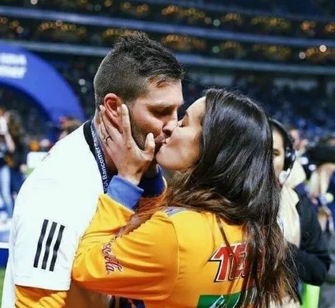 Alejada de las cámaras: la “desconocida” esposa de Gignac que se ganó el cariño de México por su labor