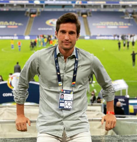 Sigue la polémica: el árbitro que expulsó a Bellingham tiene un mural de Messi con el Barcelona en el jardín de su mansión