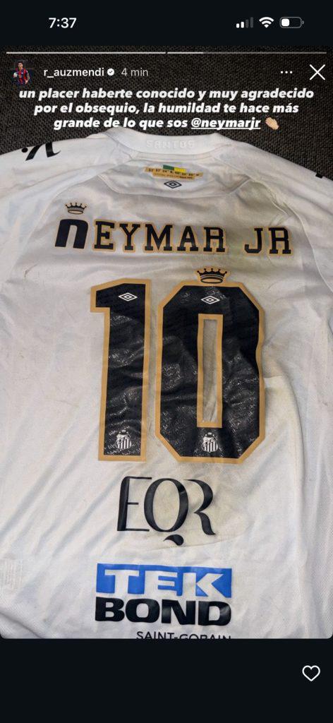 La reacción de Rodrigo Auzmendi luego de llevarse la camiseta de Neymar a su casa tras el partido por la Copa Sudamericana.