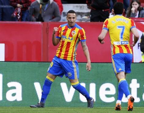 Valencia's Spanish forward Rodrigo Moreno celebrates after scoring a goal during the Spanish league football match between Sevilla FC and Valencia CF at the Ramon Sanchez Pizjuan stadium in Sevilla on March 10, 2018. / AFP PHOTO / Cristina Quicler