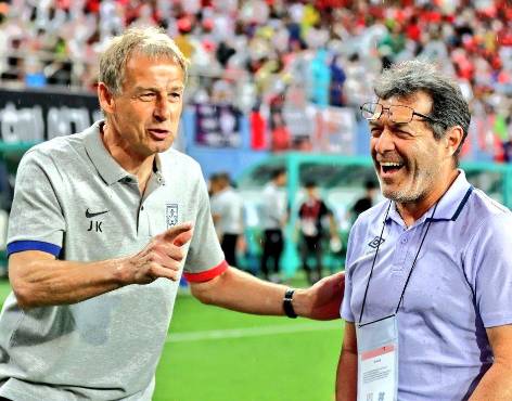 Klinsmann y Hugo Pérez antes del inicio del partido.