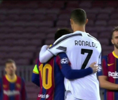 Risas y abrazo entre ambos: Messi no apareció y Cristiano Ronaldo brilló en el Camp Nou