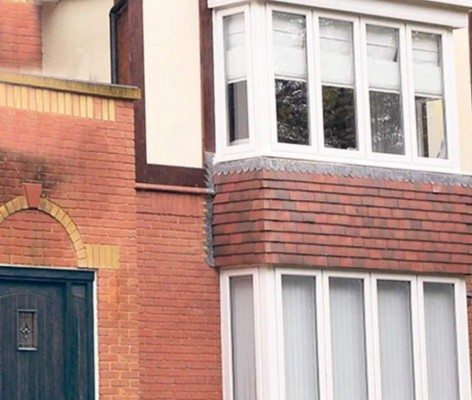 Lamentable: Sexy novia de futbolista de la Premier League fue asaltada desnuda en su casa