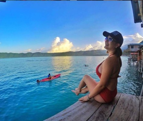 Linda Cruz, la sexy periodista deportiva centroamericana que pasa sus vacaciones en La Ceiba