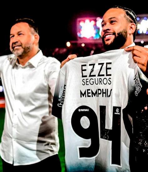 Llegó en helicóptero, su dorsal y locura de los hinchas: Así fue la presentación de Memphis Depay con el Corinthians de Brasil