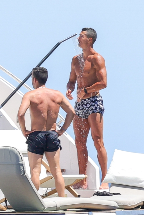 Así fueron captados Cristiano Ronaldo y Georgina Rodríguez en sus vacaciones: ‘‘No podían quitarse las manos de encima’’