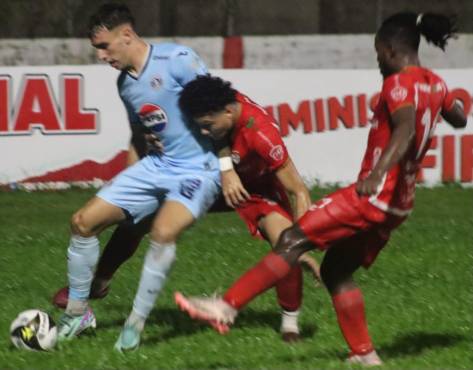 Rodrigo Auzmendi ingresó y anotó el cuarto gol del partido.