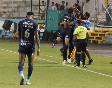 Mathías Vazquez cuenta lo que su papá le dijo una noche antes de su debut y adelanta: “Todavía me falta aprender y mejorar”