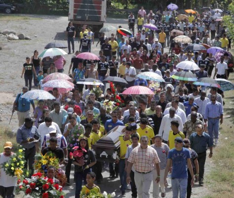 Multitudinario adiós a Enrique Reneau en su natal Jutiapa