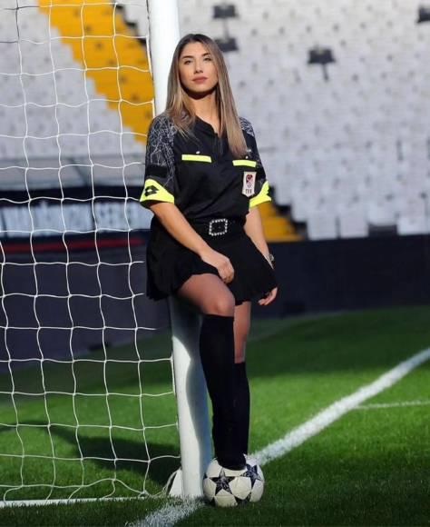 Árbitra acusada de protagonizar polémico video sexual rompe el silencio y aclara todo tras ser suspendida del fútbol