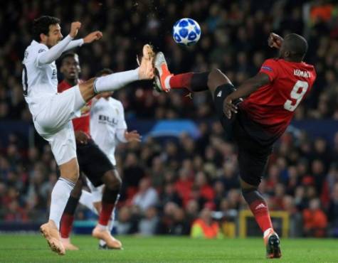 Valencia's Spanish midfielder Daniel Parejo (L) vies with Manchester United's Belgian striker Romelu Lukaku kduring the Champions League group H football match between Manchester United and Valencia at Old Trafford in Manchester, north west England, on October 2, 2018. / AFP PHOTO / Lindsey PARNABY