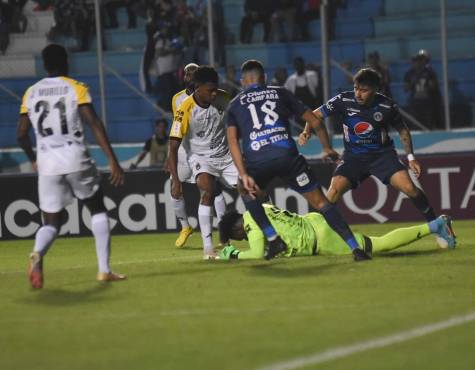 El ataque del Motagua que terminó en las manos del arquero Roberts. FOTOS: Andro Rodríguez | José Aníbal Vásquez.