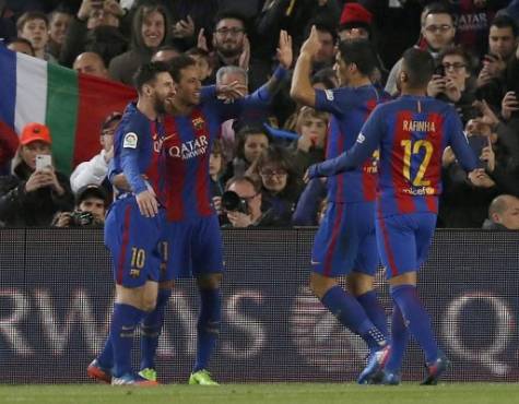 GRA393. BARCELONA, 04/03/2017.- El delantero brasileño del FC Barcelona Neymar Jr. (2i) celebra con sus compañeros el segundo gol del equipo frente al Celta, durante de la 26 jornada de la Liga de Primera División que se juega hoy en el Camp Nou. EFE/Alberto Estévez