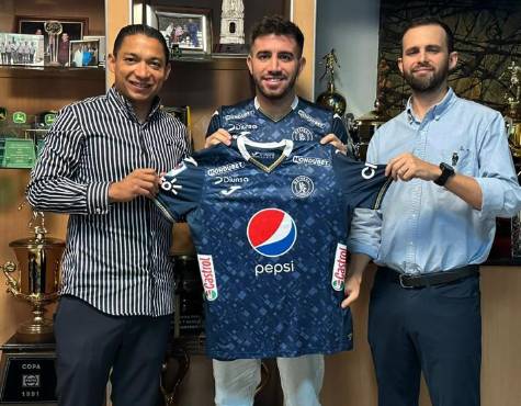 Así fue presentado Agustín Auzmendi por Emilio Izaguirre, director deportivo de los azules.